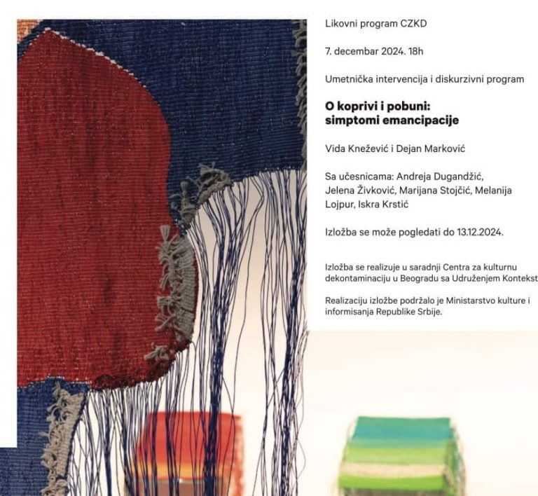 Крупни план тканог текстилног уметничког дела са лабавим нитима које висе. Са десне стране, текст на српском језику дели детаље о изложби Контекст колектив уметност 7. децембра 2024. у Београду, која слави солидарност и активизам.