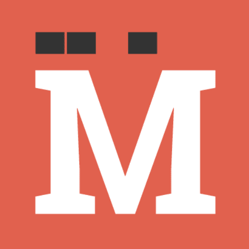 Подебљано бело слово М на коралној позадини, са два црна правоугаоника и црним квадратом изнад слова М, које подсећа на умлаут и додатни акценатски знак — одражава уметност и активизам у визуелном облику.